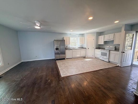 5th image of 309 Country Club Ln