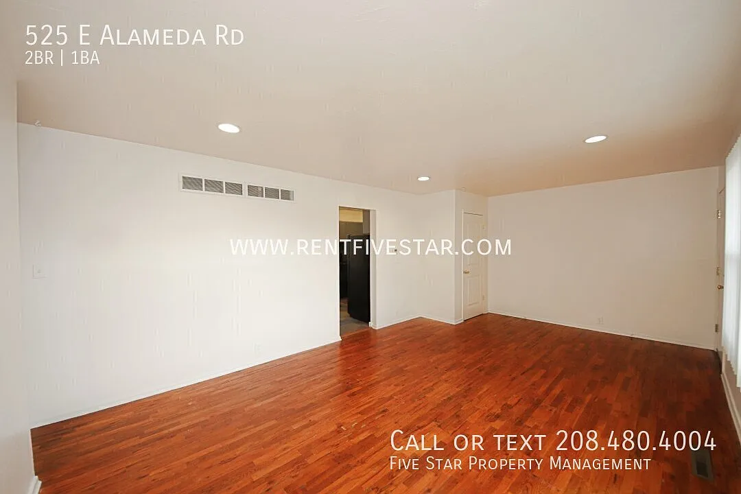 Cozy Upstairs Apartment Available! — Photo 3