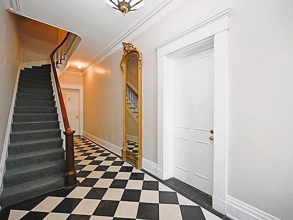 3rd image of 529 Liberty Hl APT B3