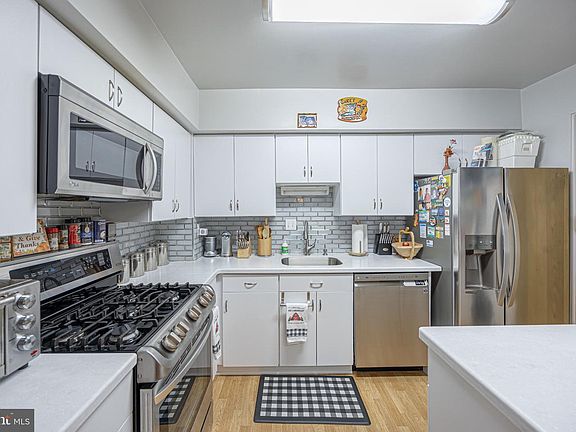 3rd image of 9934 Shoshone Way