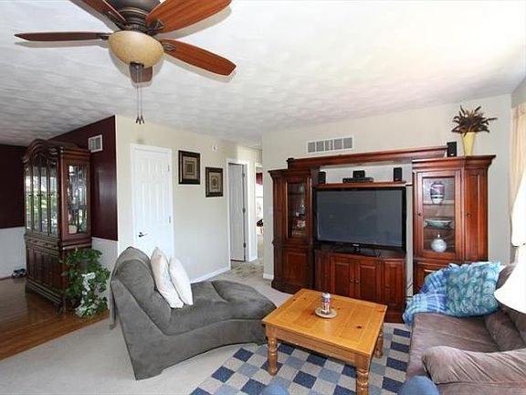 3rd image of 102 Rachel Dr