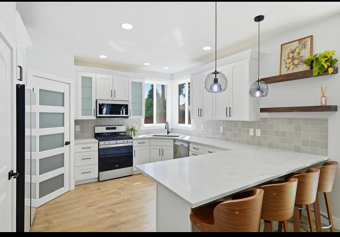 5 bed, 2332 sqft, $3,800 — Photo 2