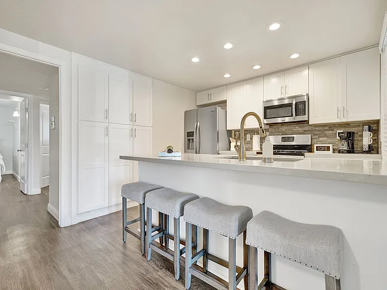 7405 Seashore Dr — Photo 8