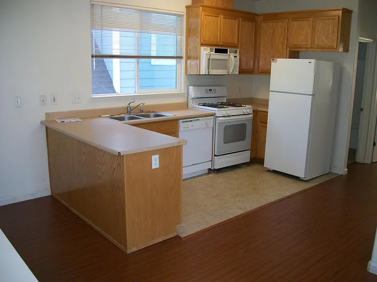1447 Maple Ave — Photo 2