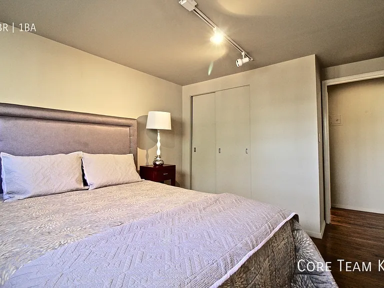1020 W 44th St #6 — Photo 25