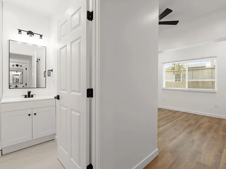 1537 Centinela Ave — Photo 16