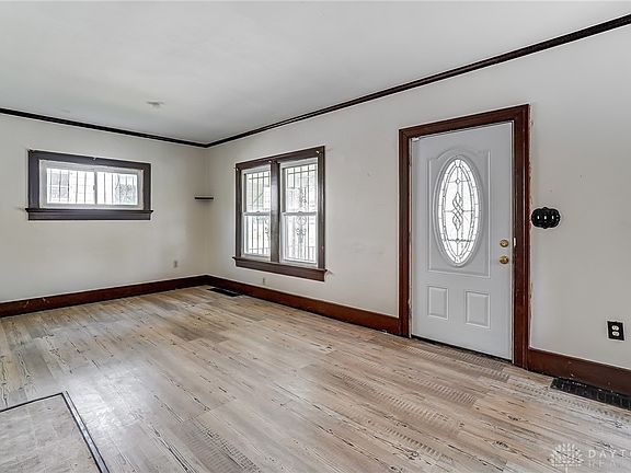 3rd image of 1904 Oakridge Dr
