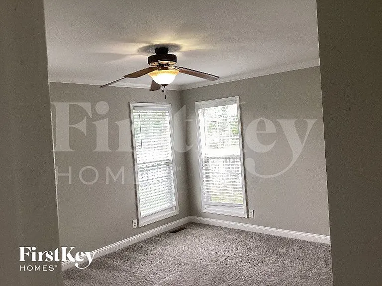 850 Samantha Ln — Photo 8