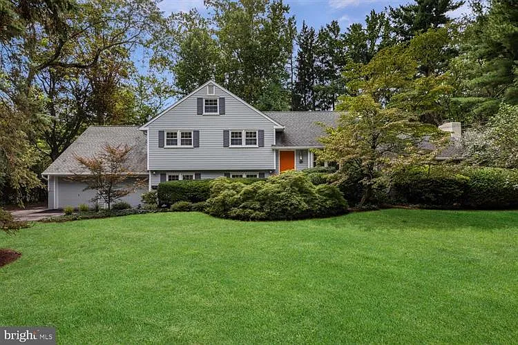 267 Riverside Dr photo 1