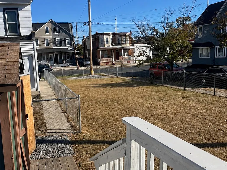 637 Powell St — Photo 13