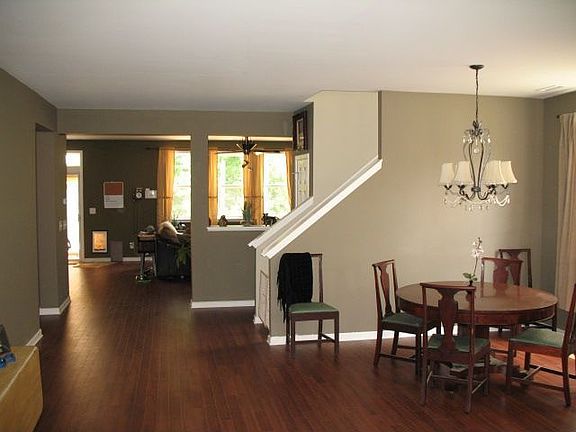 Entryway and Formal Dinning