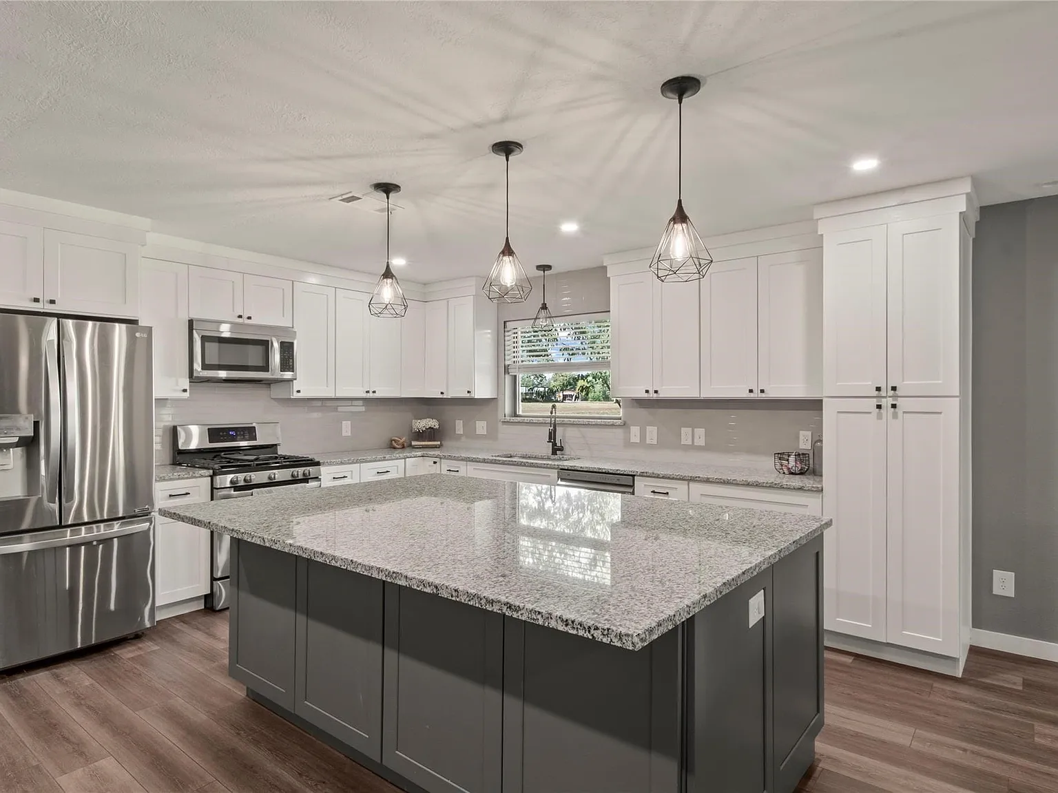 3 bed, 2.0 bath, 1342 sqft, $2,500 — Photo 3