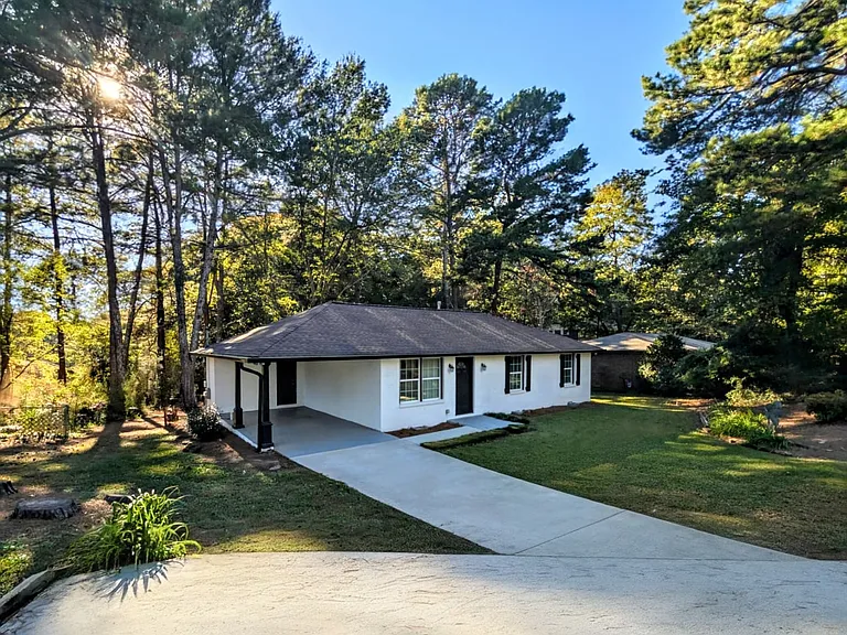 537 Eastside Dr NE — Photo 2
