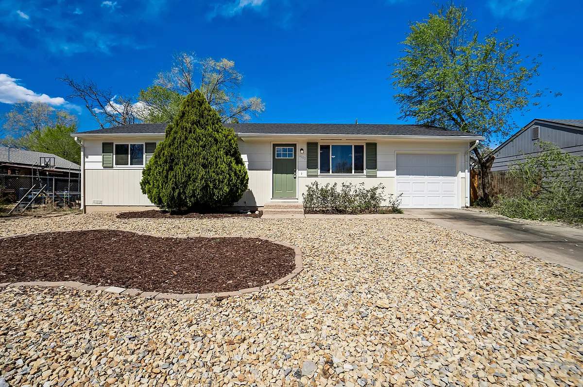 Building Photo - 2050 Del Mar Dr