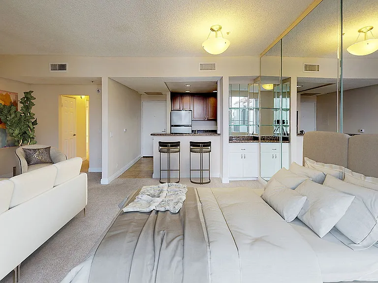 Essex Properties at Miracle Mile — Photo 12