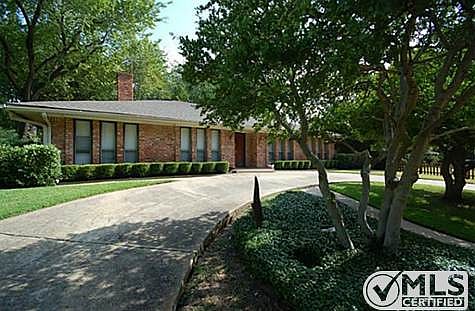 2nd image of 2615 Briarcove Dr