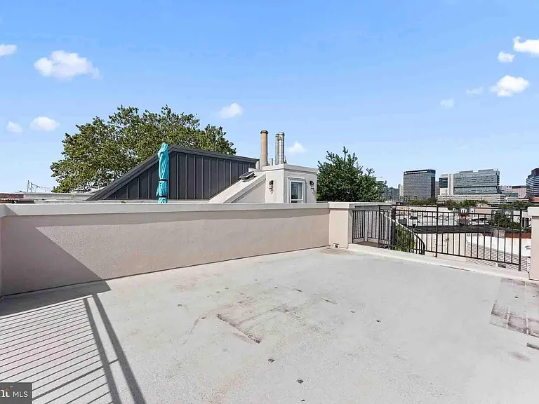 2516 Grays Ferry Ave — Photo 11