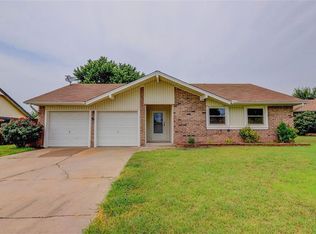 613 SW 25th St, Moore, OK 73160