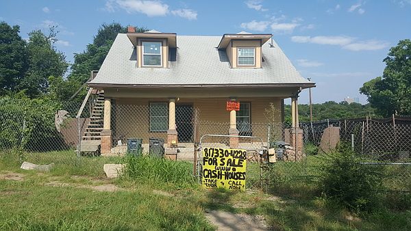 1st image of 900 Ash Crescent St