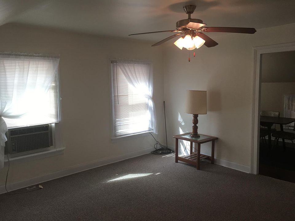 Livingroom (window air conditioner included)