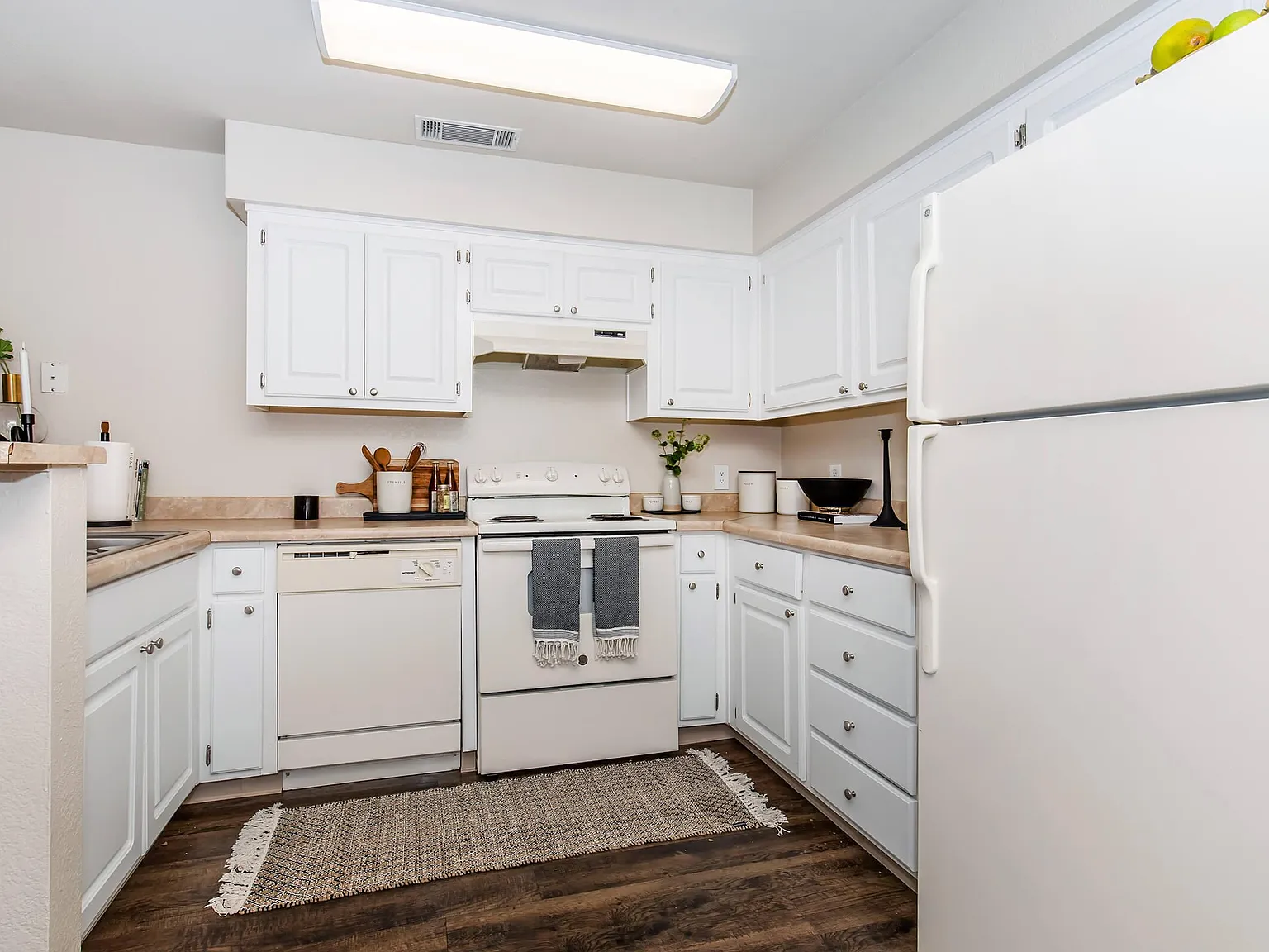 Foxwood Apartments — Photo 1