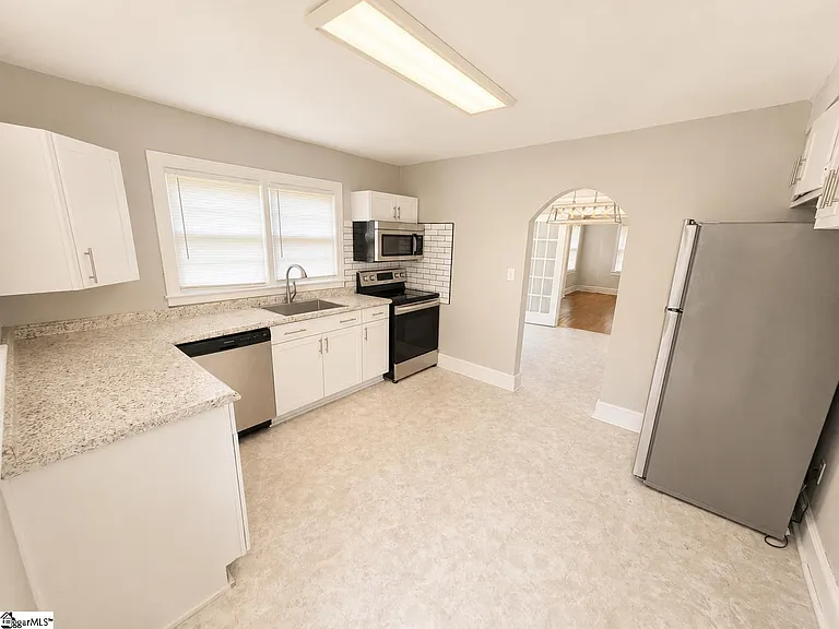 170 Carol Dr — Photo 3