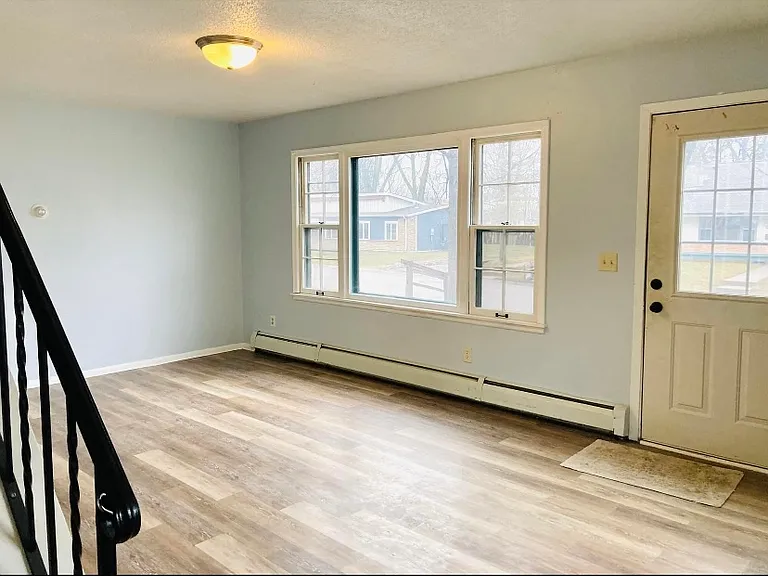 1318 Circle Terrace Blvd NE — Photo 3