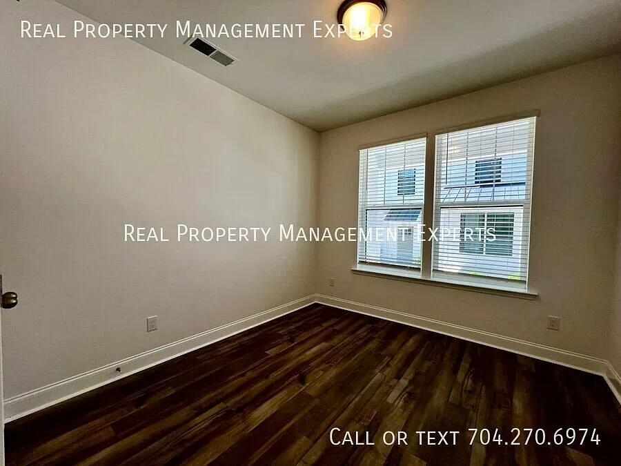 *Stunning 3BR/3.5BA Townhouse in Ballantyne! — Photo 2