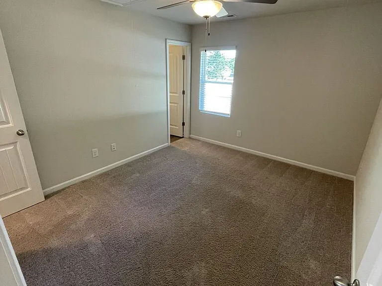 1028 Peony Ln — Photo 11