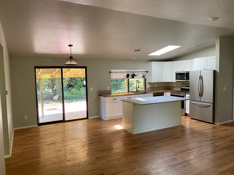 1617 Valley West Ave — Photo 4