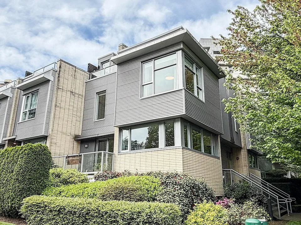 390 E 11th Ave