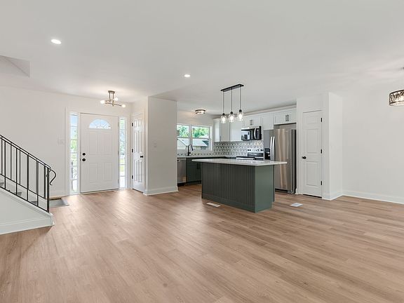 3rd image of 18104 Fountainbleau Dr