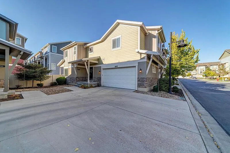 Building Photo - 845 W Cannara Way