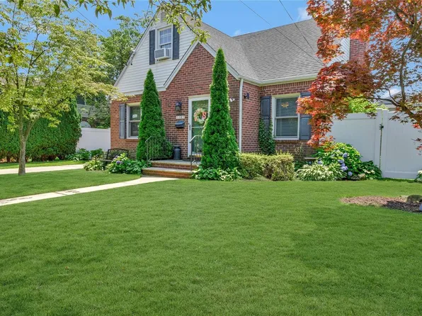 1087 Delmar Avenue, Franklin Square, NY 11010