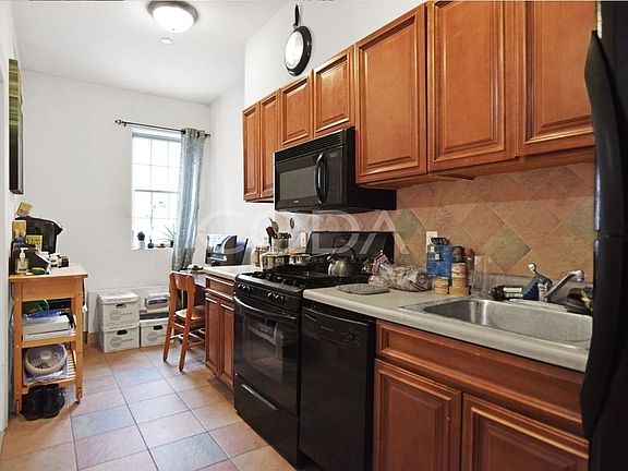 2nd image of 37 Conselyea St APT 1F