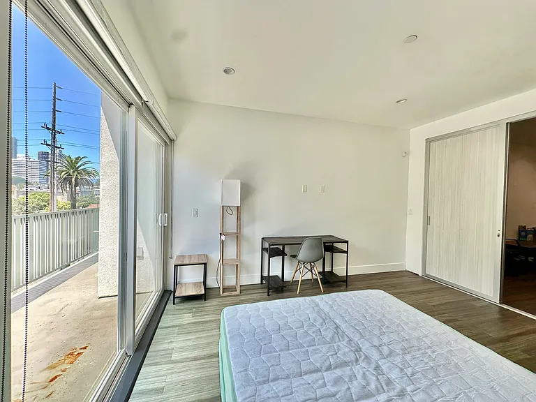 1515 Colby Ave — Photo 23