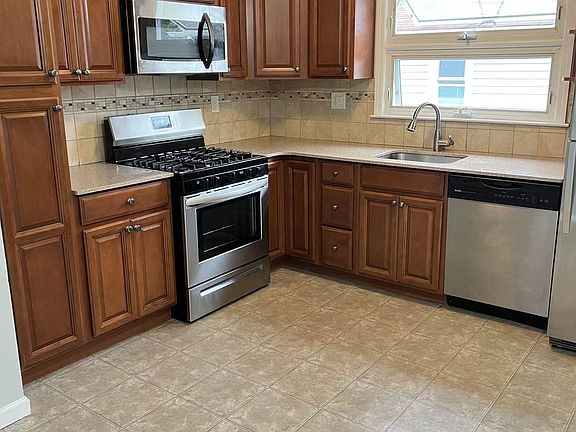 5th image of 214 Giffords Ln Floor 1