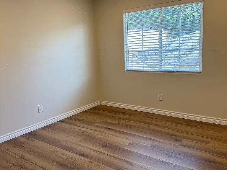 521 4th Ave — Photo 3