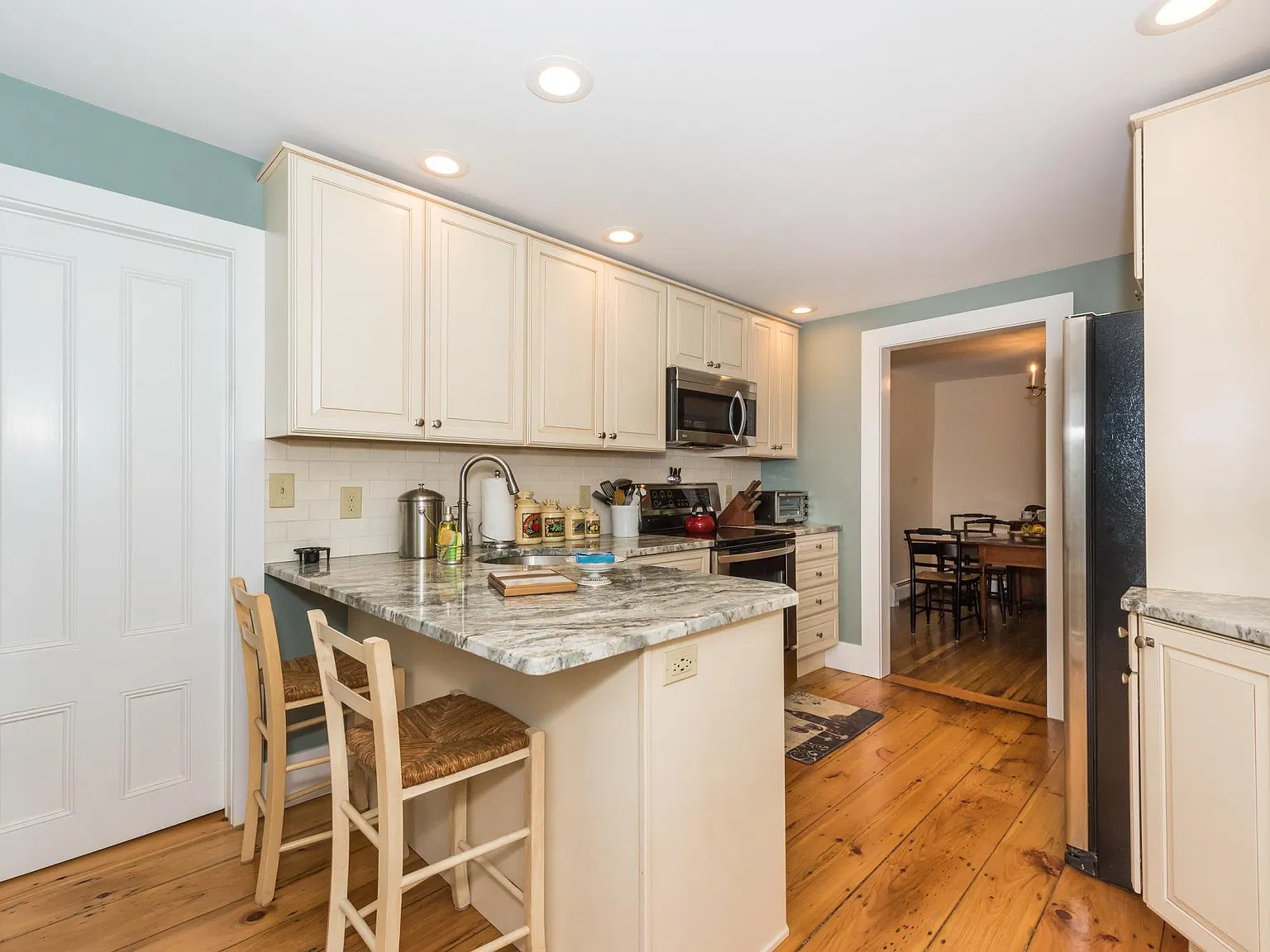 3 bed, 1.5 bath, 1402 sqft, $4,400 — Photo 1