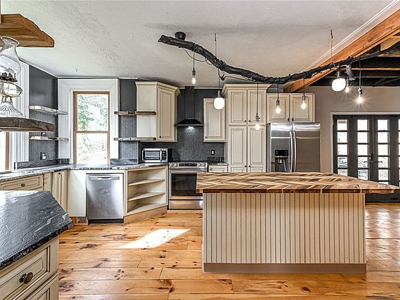 2nd image of 3261 Wexford Rd