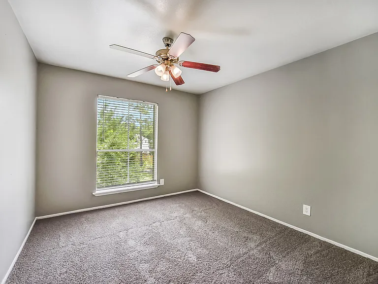 Spring Hill Village Apartments — Photo 17