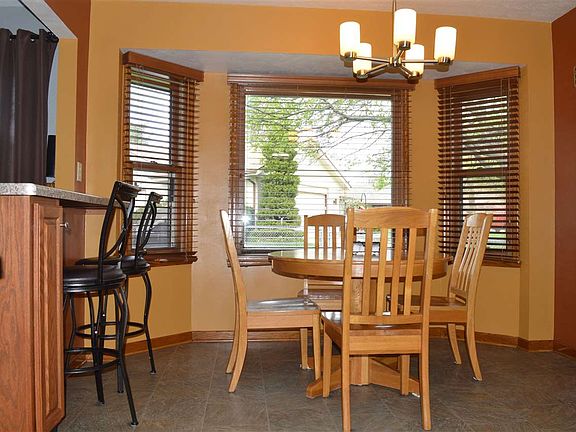 3rd image of 4659 Bedfordshire Dr