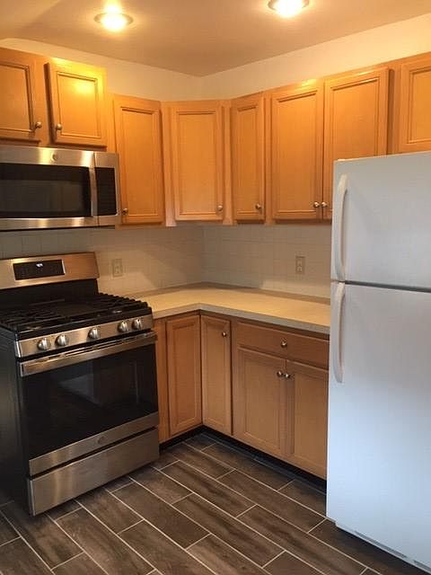 1st image of 229 Lincoln Ave E #2