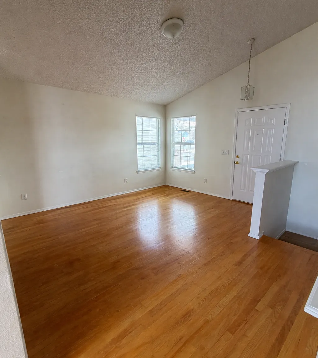 4 bed, 2128 sqft, $2,500 — Photo 2