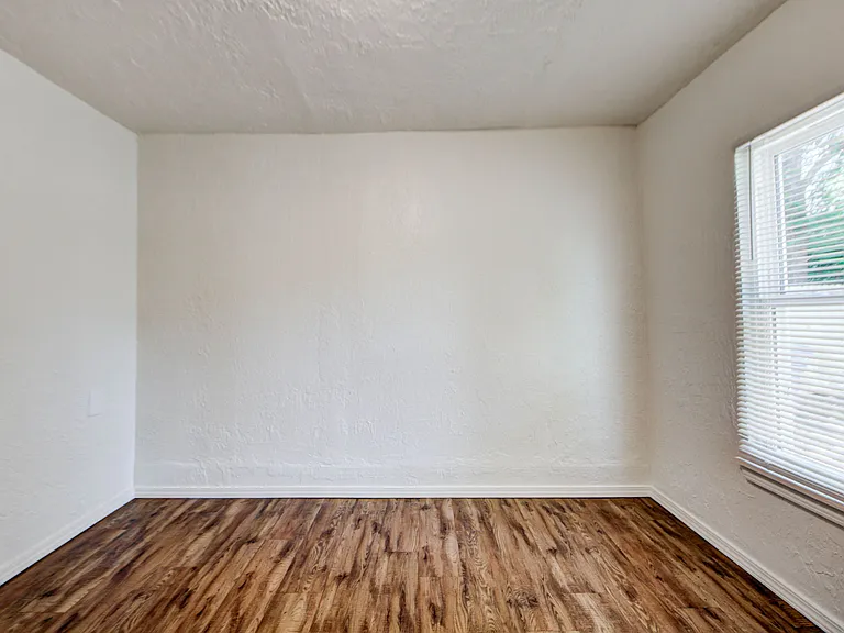 204 S Stewart Ave — Photo 15