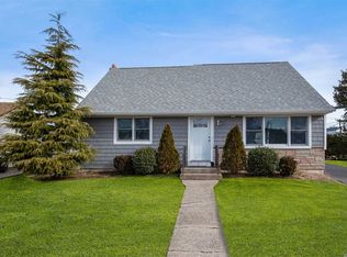 45 Croyden Ln, Hicksville, NY 11801