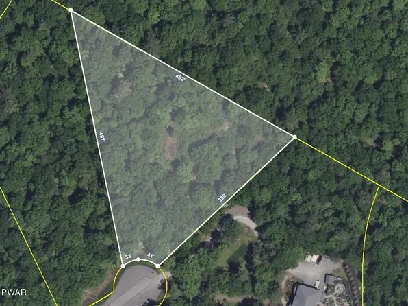 35 Woodale Dr, Hawley, PA 18428