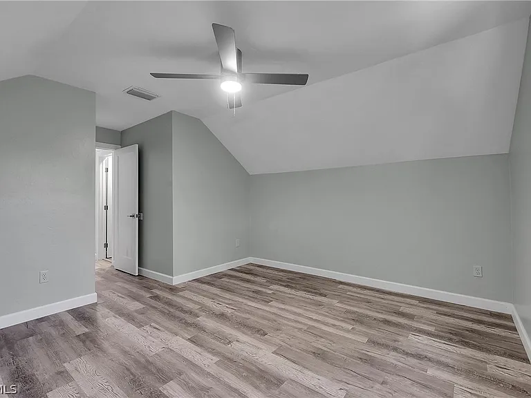 958 Indiana Ave — Photo 18