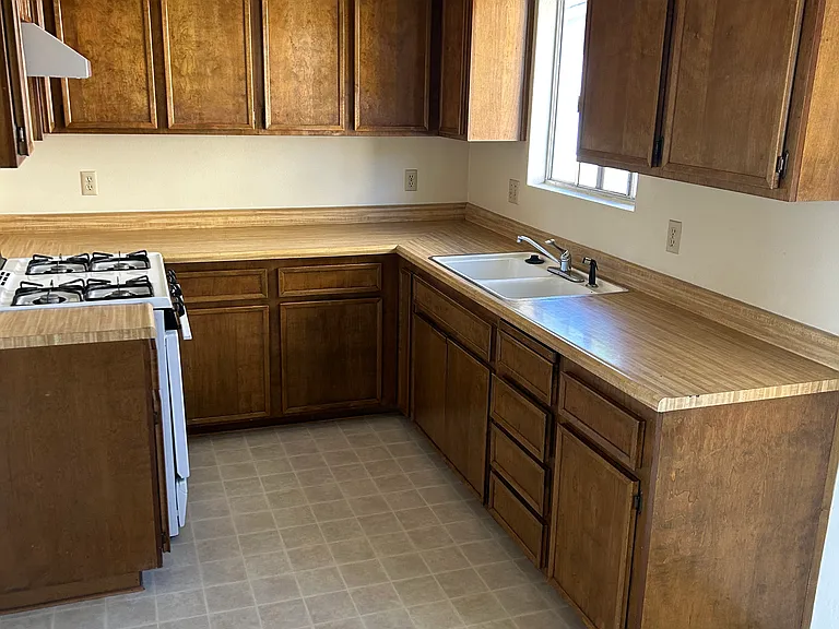 1627 Front St #3 — Photo 4