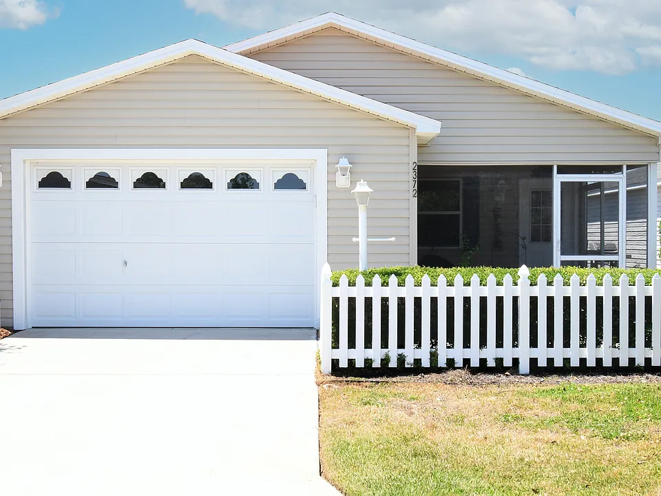 2372 Travis Pl